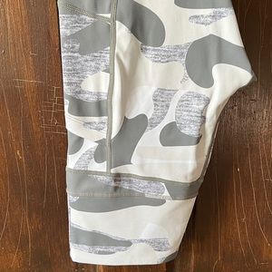 ZYIA Gray Camo Pocket Light n Tight Hi-Rise Capri 20"